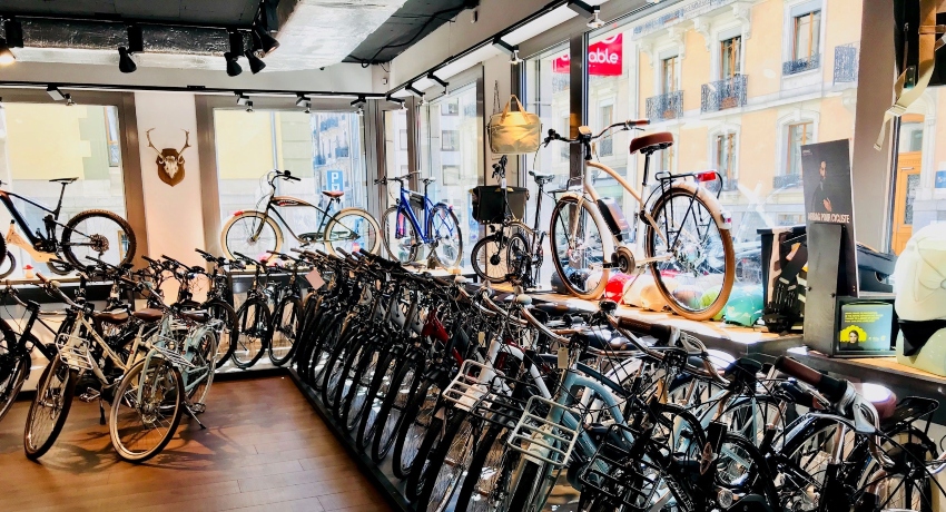 Gamme de vélos électriques dans le magasin Cyclable Genève Plainpalais