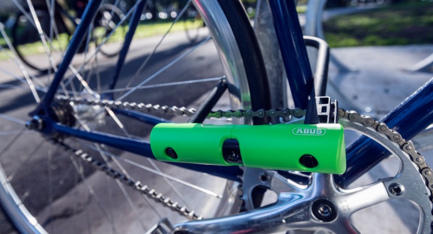 Vélo attaché à un arceau avec antivol Abus