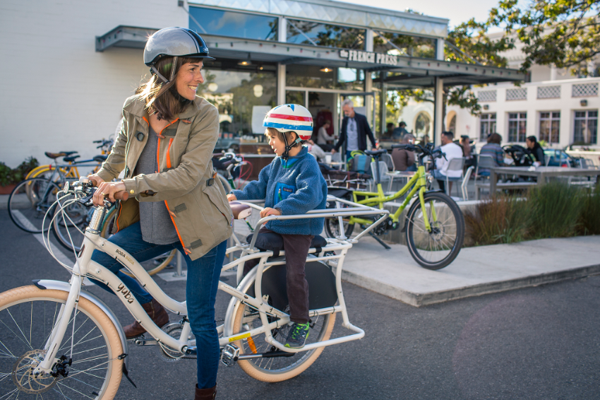 Maman sur un vélo Yuba avec son fils