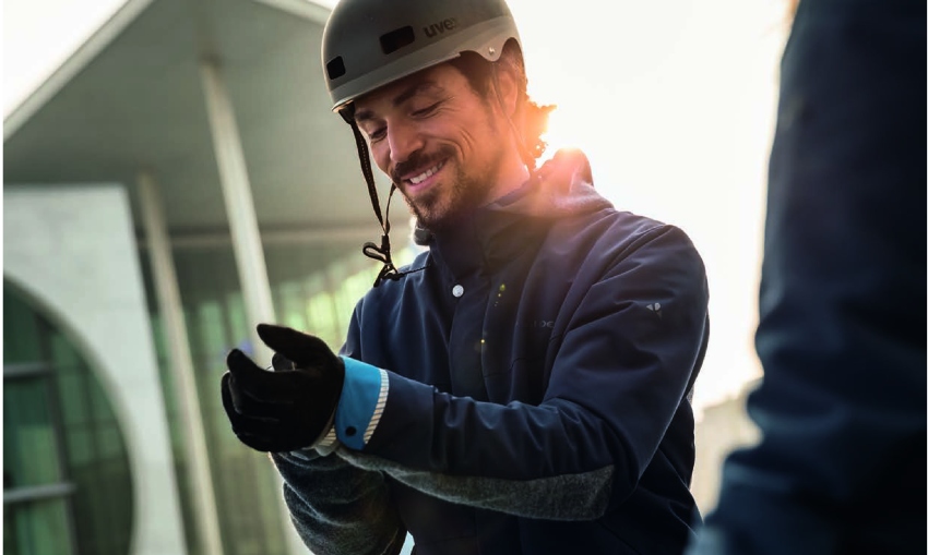 Cycliste ajustant ses gants vélo en hiver