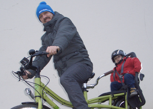Papa avec son fils sur un vélo cargo yuba