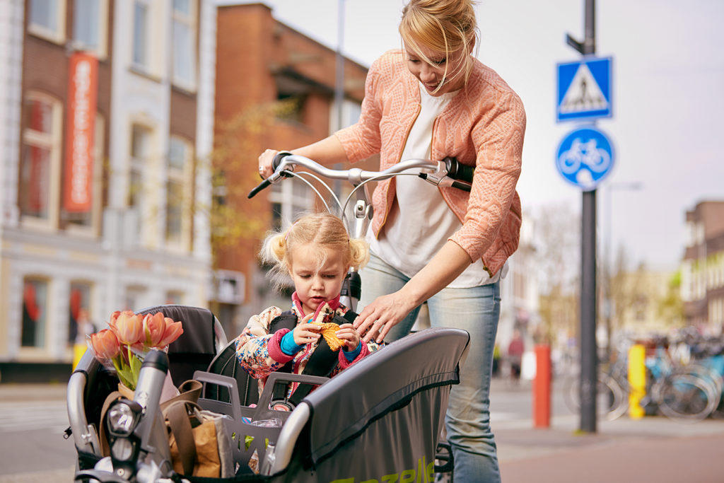 Enfant dans un vélo cargo avec sa mère