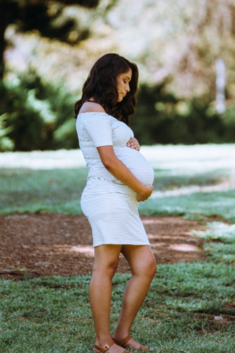 Femme qui pose enceinte de 9 mois
