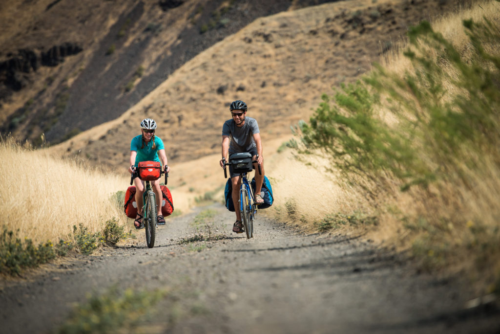 Couple de randonneurs a velo