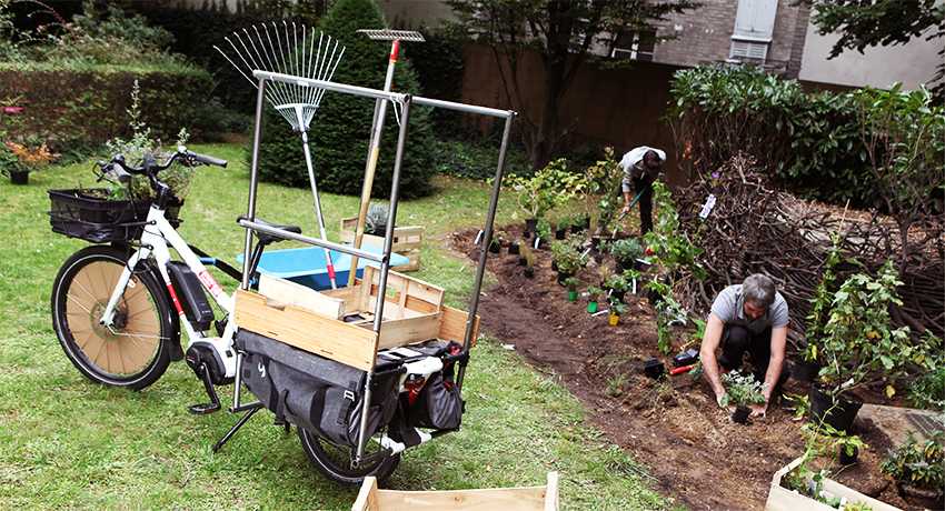 Vélo cargo rallongé dans un jardin partagé