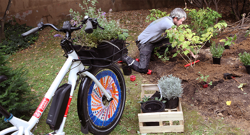 Jardinier professionnel qui utilise un vélo cargo rallongé