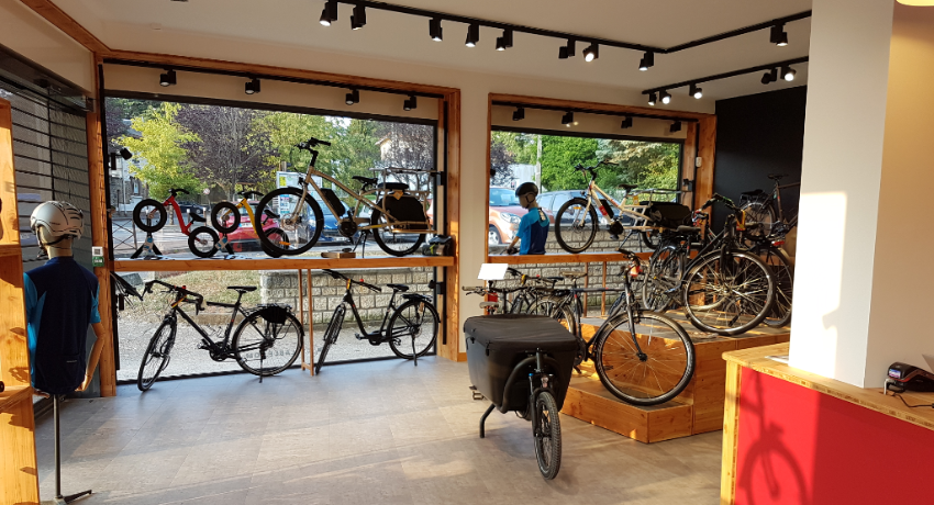 Vélos présentés à l'intérieur du magasin Cyclable Châtenay Malabry