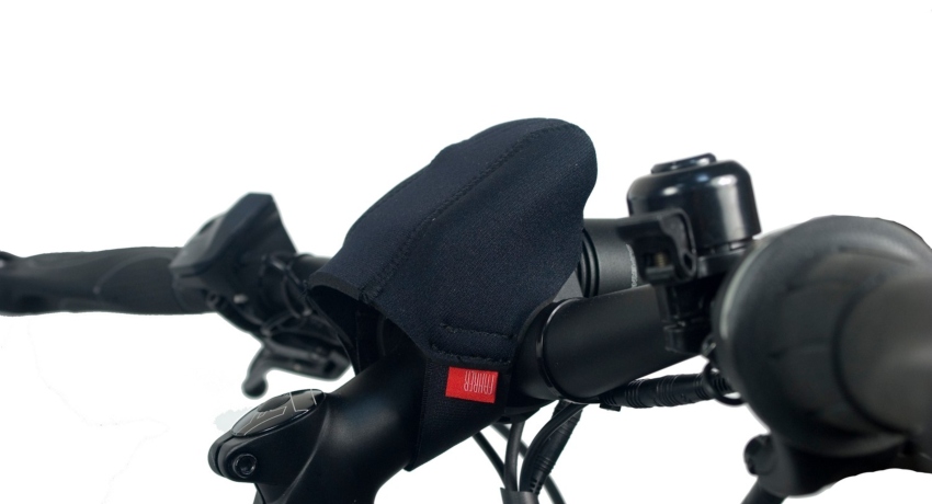 housse placée sur la console d'un vélo électrique