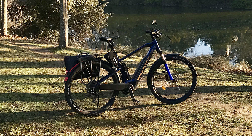 Vélo électrique Moustache le long d'un lac