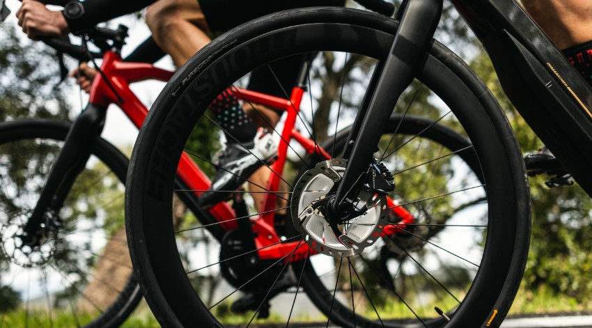 Deux vélos de route Moustache Dimanche 28 sur la route en gros plan