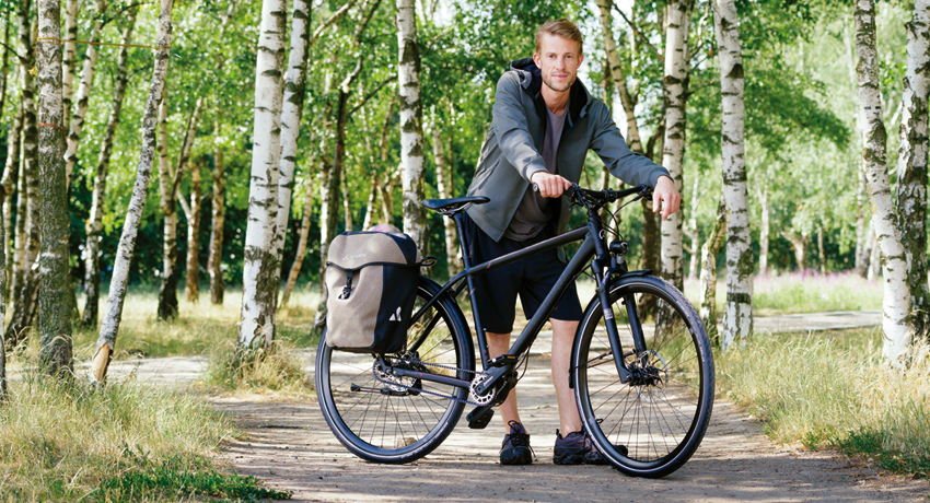 Cycliste près de son vélo de randonnée Kalkhoff XXL chargé