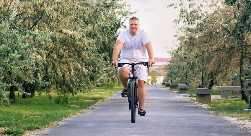 Cycliste grand gabarit sur un vélo XXL