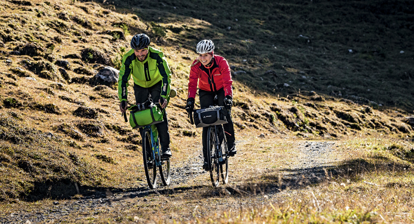 Cyclistes en mode bikepacking en montagne