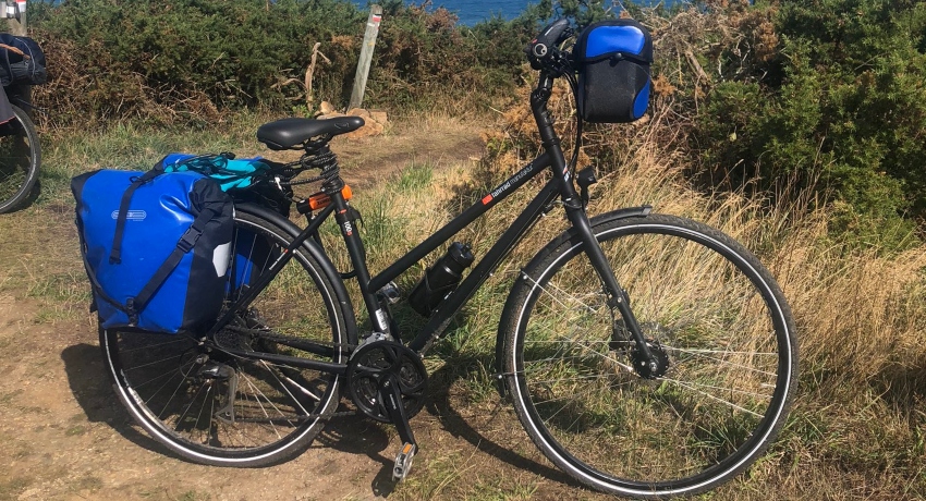 Vélo VSF T100 chargé pendant un voyage au bord de la mer