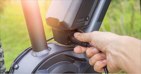 Cycliste rechargeant son vélo électrique