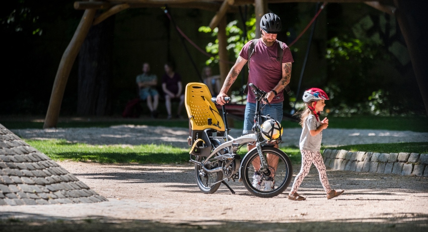 Père avec sa fille marchant à côté d'un longtail