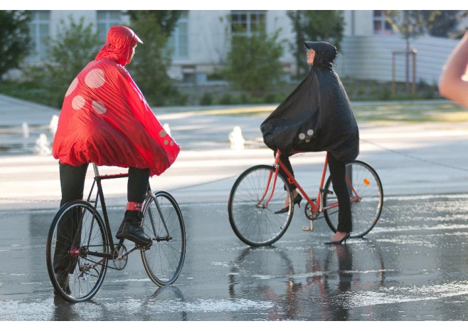 Cyclistes portant un poncho Spad de Ville
