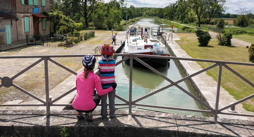 Mère et sa fille devant une écluse