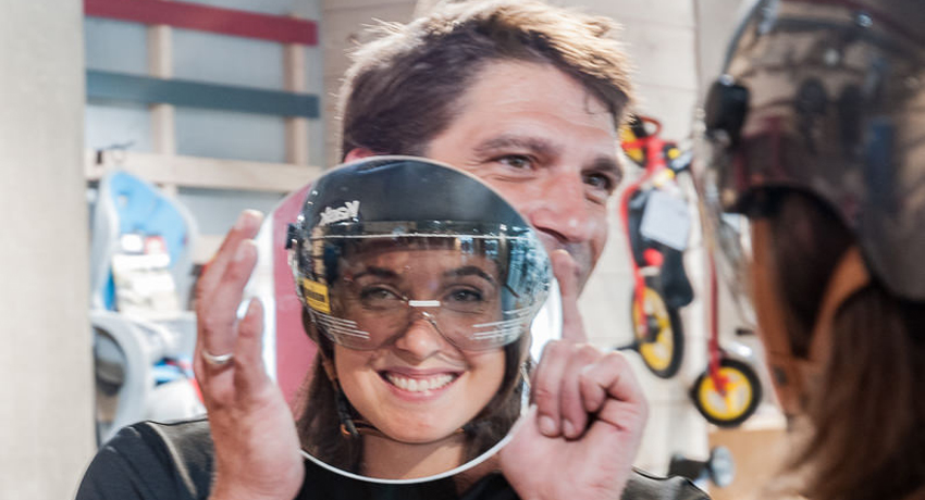 Cycliste achetant un casque de vélo chez Cyclable Services