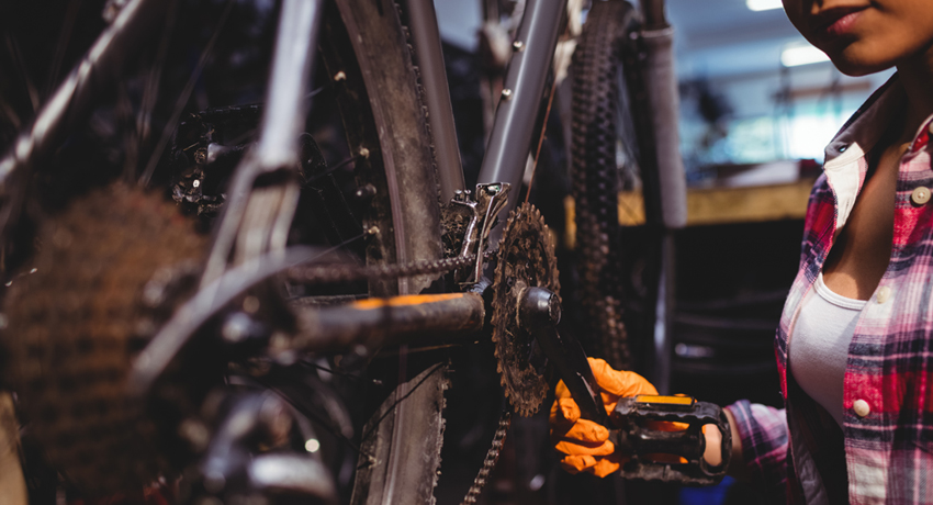 Technicienne cycle dans son atelier