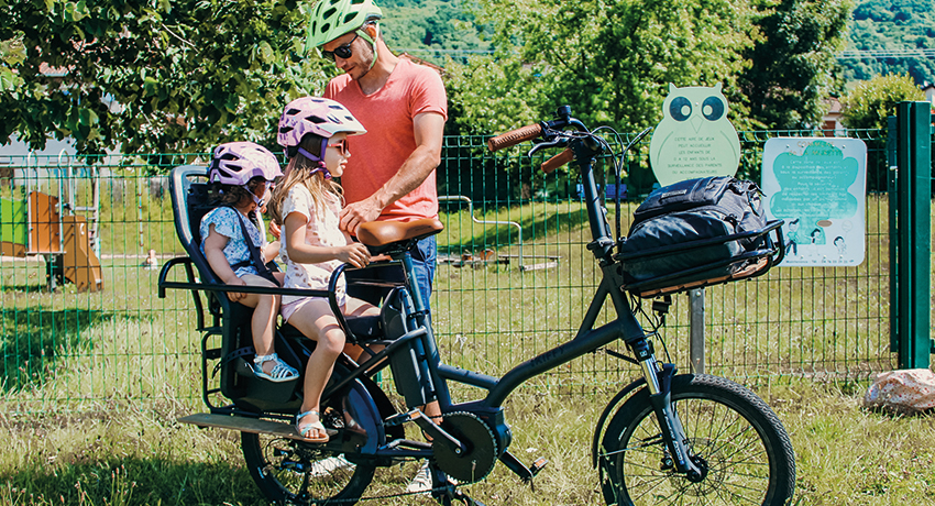 Un père installé ses deux enfants à l'arrière du shortail made in France Kiffy Compact ST.