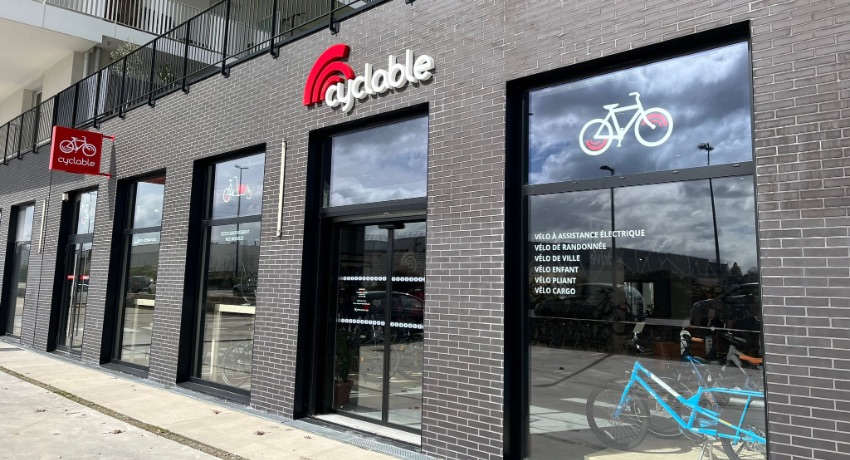 La devanture moderne du magasin de vélo Cyclable Nantes Beaujoire.