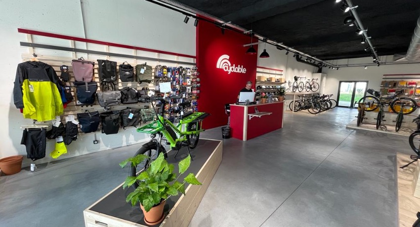 Le comptoir de Cyclable Nantes Beaujoire installé entre deux façades dédiées aux accessoires : sacoches, casques, antivols...