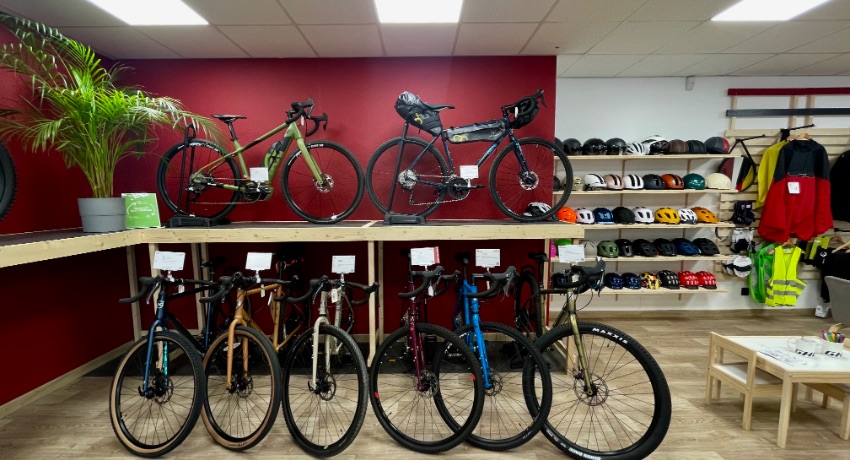 Des vélos de gravel musculaires et électriques équipés pour le bikepacking chez Cyclable Avignon-Les Angles.