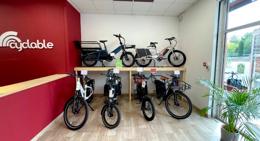 Une sélection de vélos cargos longtails dans le showroom de Cyclable Avignon-Les Angles.