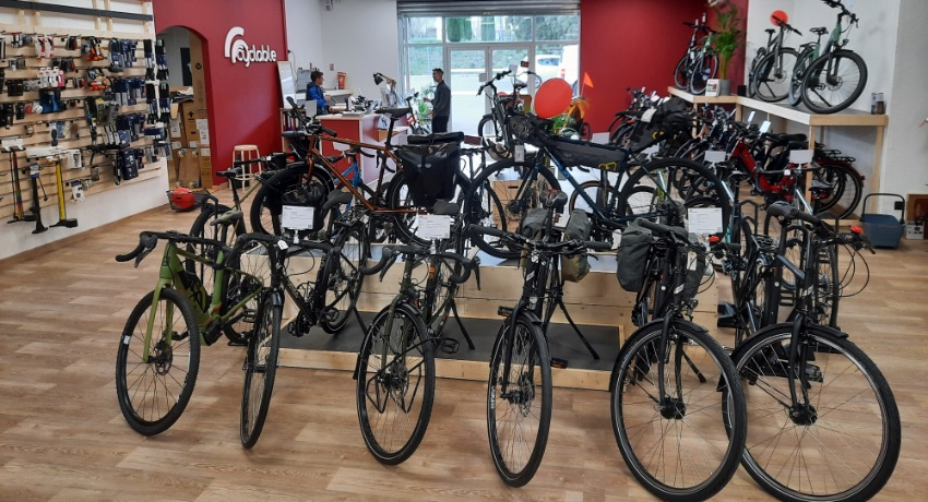 Vue générale sur l'espace de vente de Cyclable Avignon-Les Angles avec des VAE, vélos de gravel et de voyage.