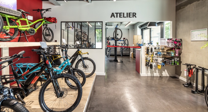 Vue sur l'atelier moderne et lumineux d'un magasin Cyclable.