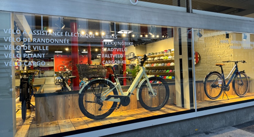La vitrine du magasin Cyclable de Bienne, en Suisse, avec plusieurs VAE.