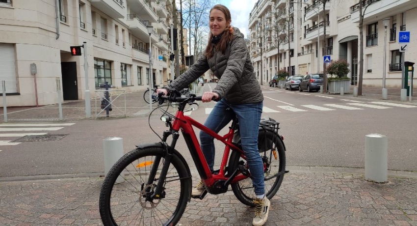 Marion, responsable du magasin Cyclable Issy-les-Moulineaux au guidon de son VAE.