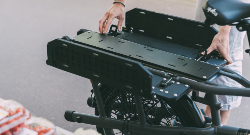 Vue sur la plateforme modulable du vélo longtail Yuba FastRack.