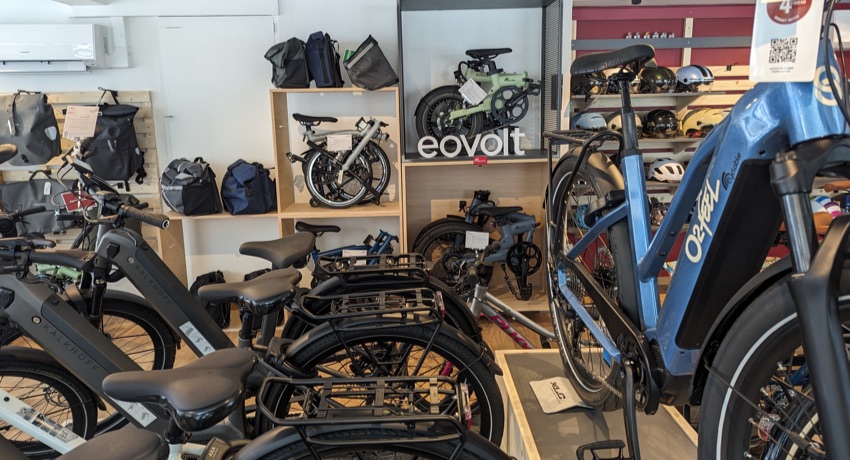 Des vélos à assistance électrique et des vélos pliants dans le showroom de Cyclable Lyon Bellecour.