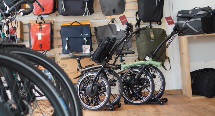 Deux vélos pliants de l'iconique marque londonienne Brompton.