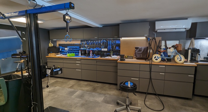 Le vaste atelier de Cyclable Lyon Bellecour capable d'accueillir des vélos cargos pour réparation.