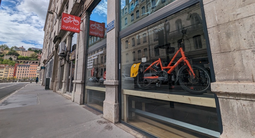 La vitrine du nouveau magasin Cyclable Lyon Bellecour rue Antoine de Saint-Exupéry.