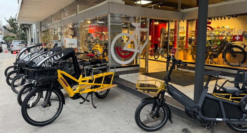 Une large sélection de vélos cargos devant la vitrine de Cyclable Bienne dans le canton de Berne.