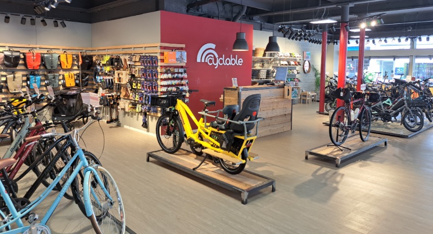 Vue générale sur l'espace de vente de Cyclable Bienne avec un vélo cargo Yuba au centre.