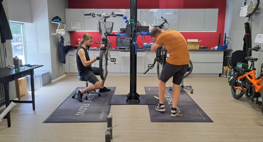 Les mécaniciens vélo de Cyclable Bienne à l'oeuvre dans l'atelier.