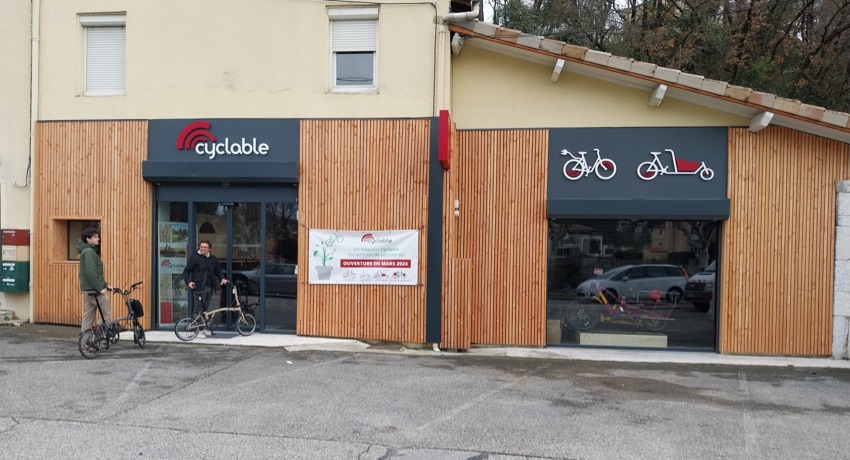 La devanture en pin Douglas ardéchois du nouveau magasin Cyclable Valence Saint-Péray.
