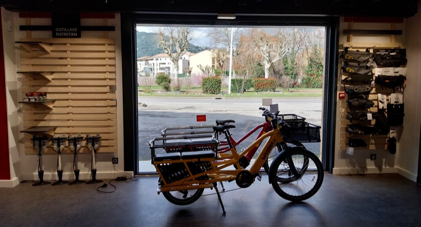Deux vélos longtail dans le showroom de Cyclable Valence Saint-Péray.