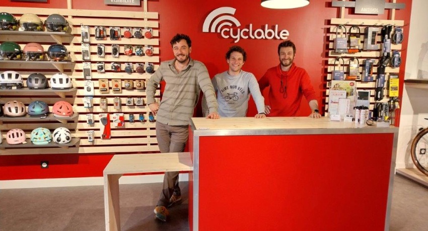 L'équipe de Cyclable Valence Saint-Péray derrière le comptoir du magasin.