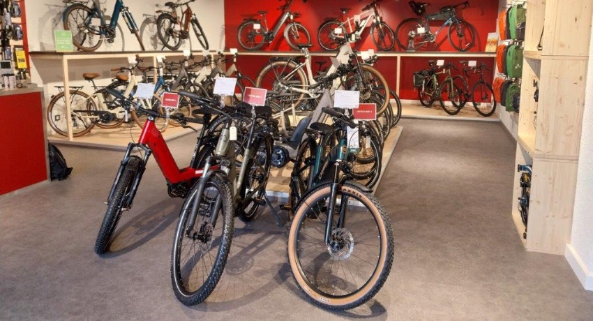Le showroom de Cyclable Valence Saint-Péray avec de nombreux VAE et gravel en exposition.