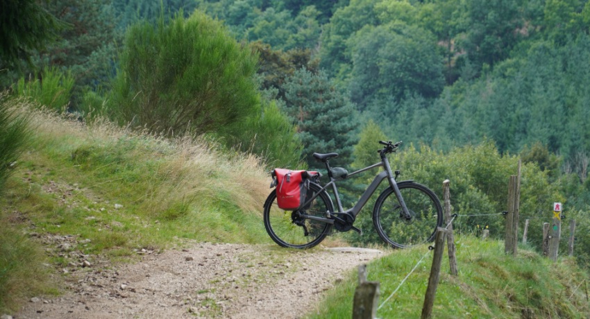 Un VAE Kalkhoff Endeavour L sur un chemin montagneux de la Via Fluvia.