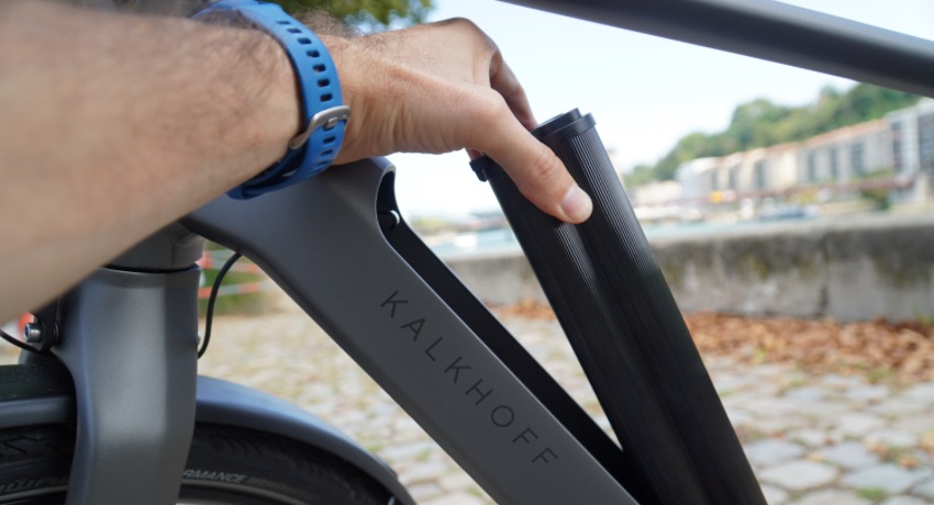 La batterie amovible du Kalkhoff Endeavour L en train d'être retirée de son logement.