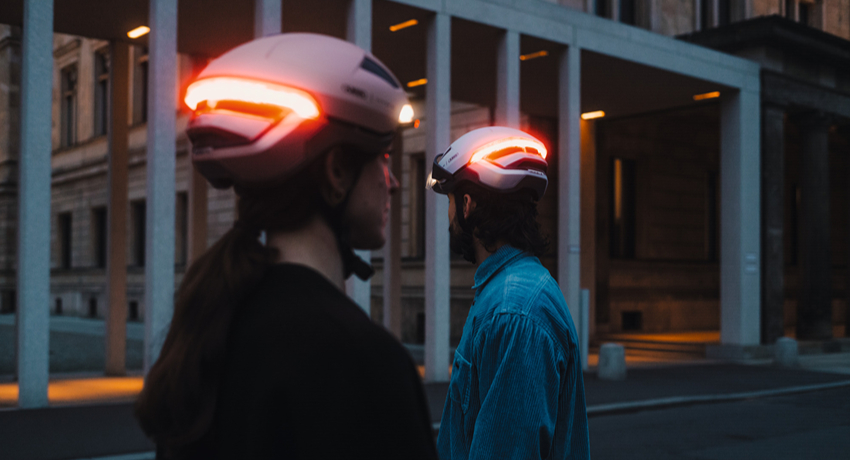 Sécurité à vélo : le casque Abus Hyp-E brille avec ses clignotants et son feu stop !