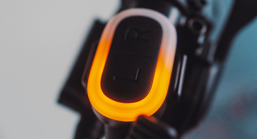 Gros plan sur la télécommande lumineuse permettant de piloter depuis le guidon les clignotants du casque Abus Hyp-E.