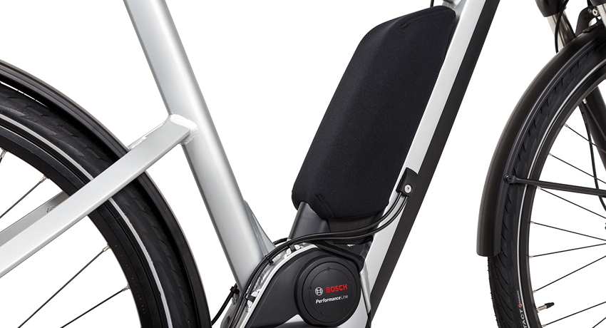 Gros plan sur une housse en néoprène noire protégeant une batterie de VAE Bosch.